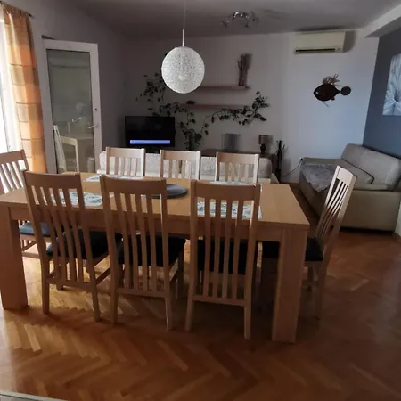 Three Bedroom With Terrace And Sea View Apartmán