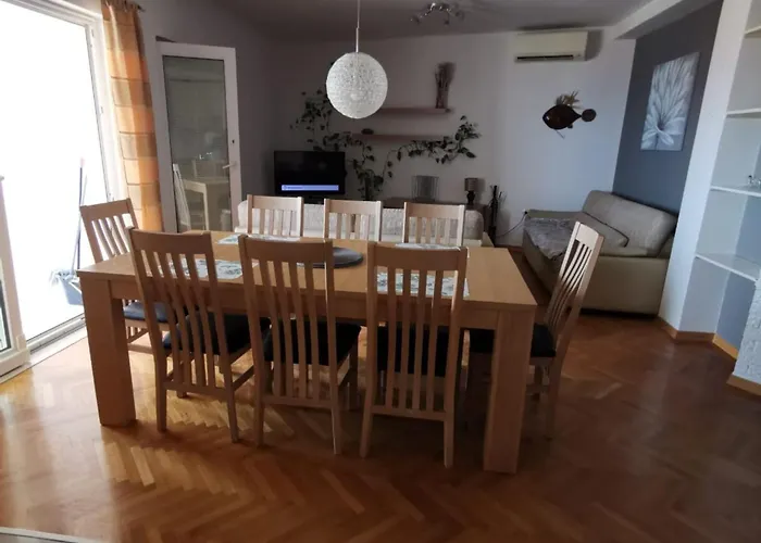 Three Bedroom With Terrace And Sea View Apartmán